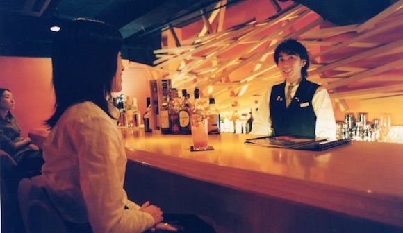 なぜ女性がひとりで飲む姿が増えているのか Webronza 朝日新聞社の言論サイト