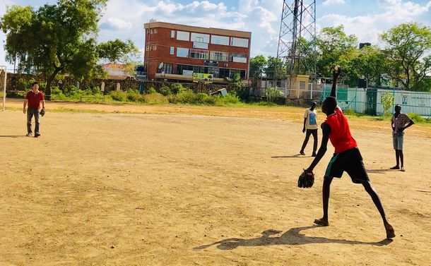 野球を知らぬ南スーダンの若者が投げた衝撃の一球