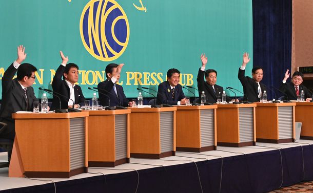 首相演説 謎の黒服に阻まれたプラカード 拡大写真 井田奈穂 論座 朝日新聞社の言論サイト