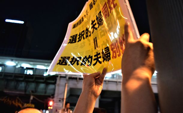 首相演説、謎の黒服に阻まれたプラカード - 井田奈穂｜論座アーカイブ