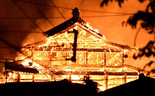 首里城焼失　沖縄の戦と政治の中心舞台の光と影