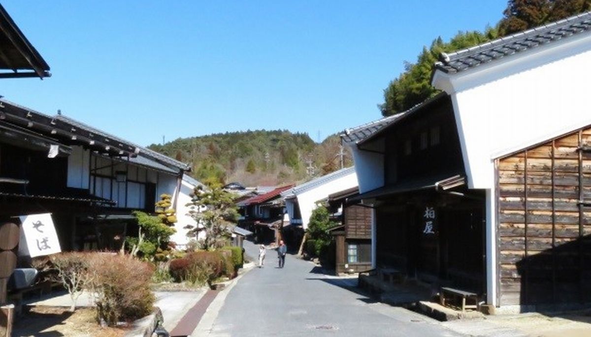 中山道・妻籠宿の奇跡～宿場も街道も山並みも「景観」丸ごと保存