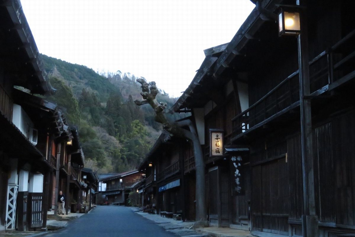 中山道・妻籠宿の奇跡～宿場も街道も山並みも「景観」丸ごと保存