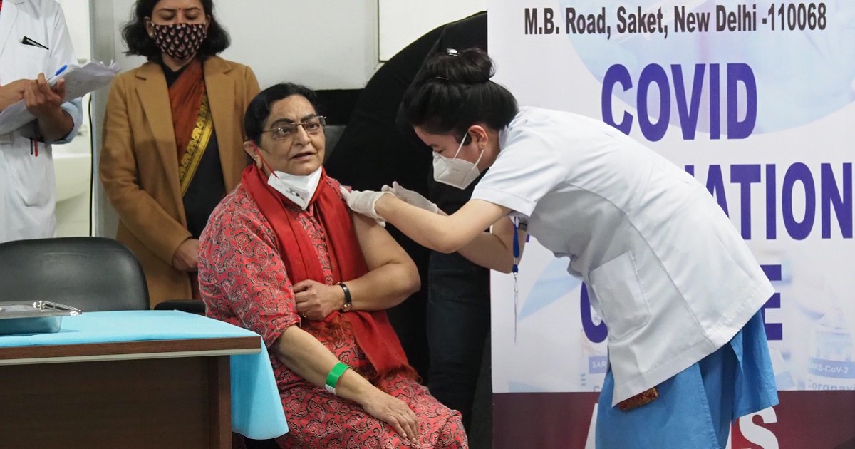 インドでの新型コロナウイルスのワクチン接種＝2021年1月16日、ニューデリー